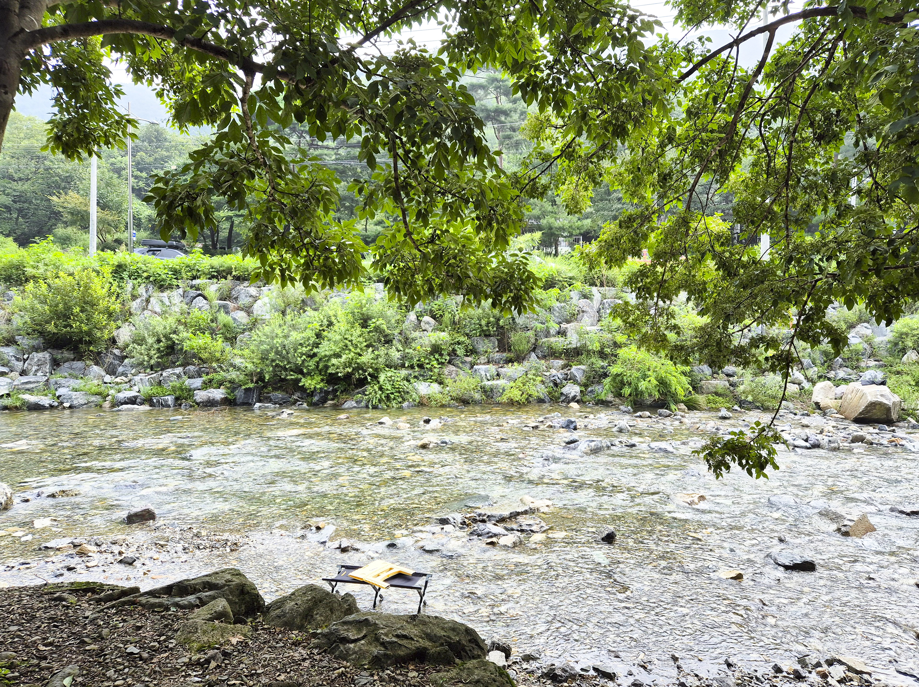 평상 좌측의 얕은 계곡물 모습