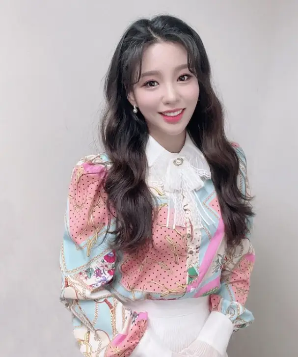 현역가왕- 꽃무늬 분홍색 원피스 흰색치마 웨이브진 긴머리 웃고있는 신미래