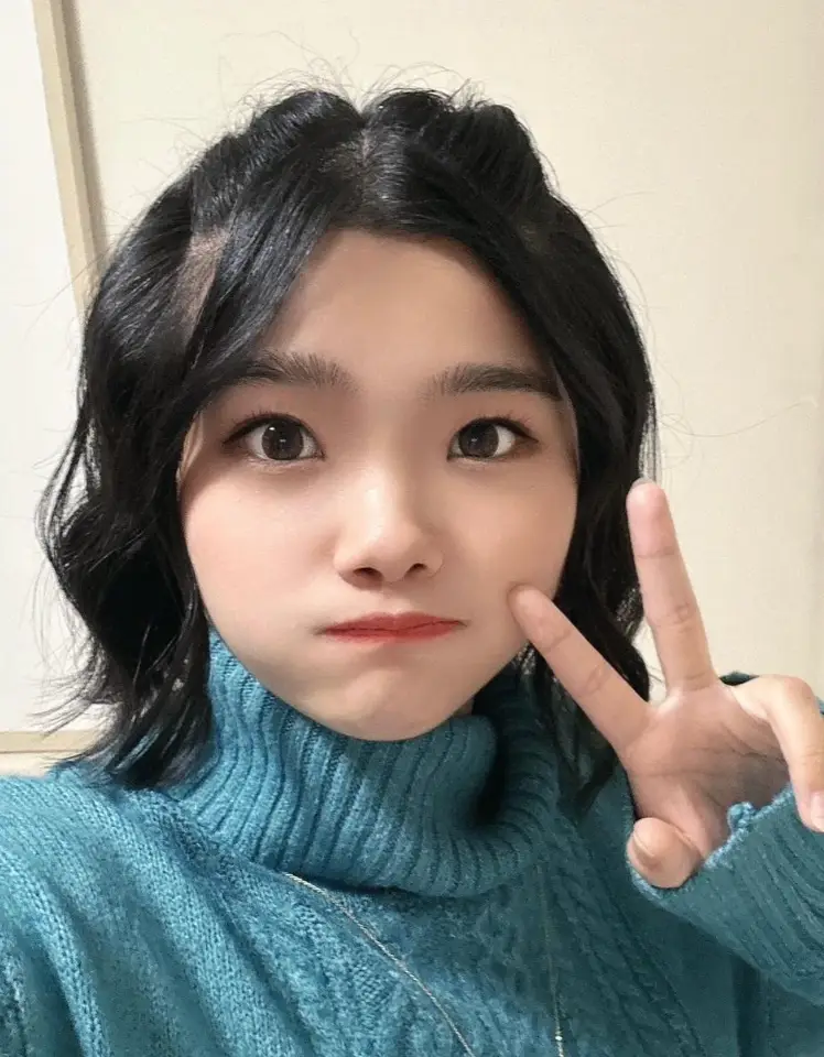 한일-파란색 폴라니트를 입고 왼손으로 V를 한채 정면을 바라보는 스미다 아이코