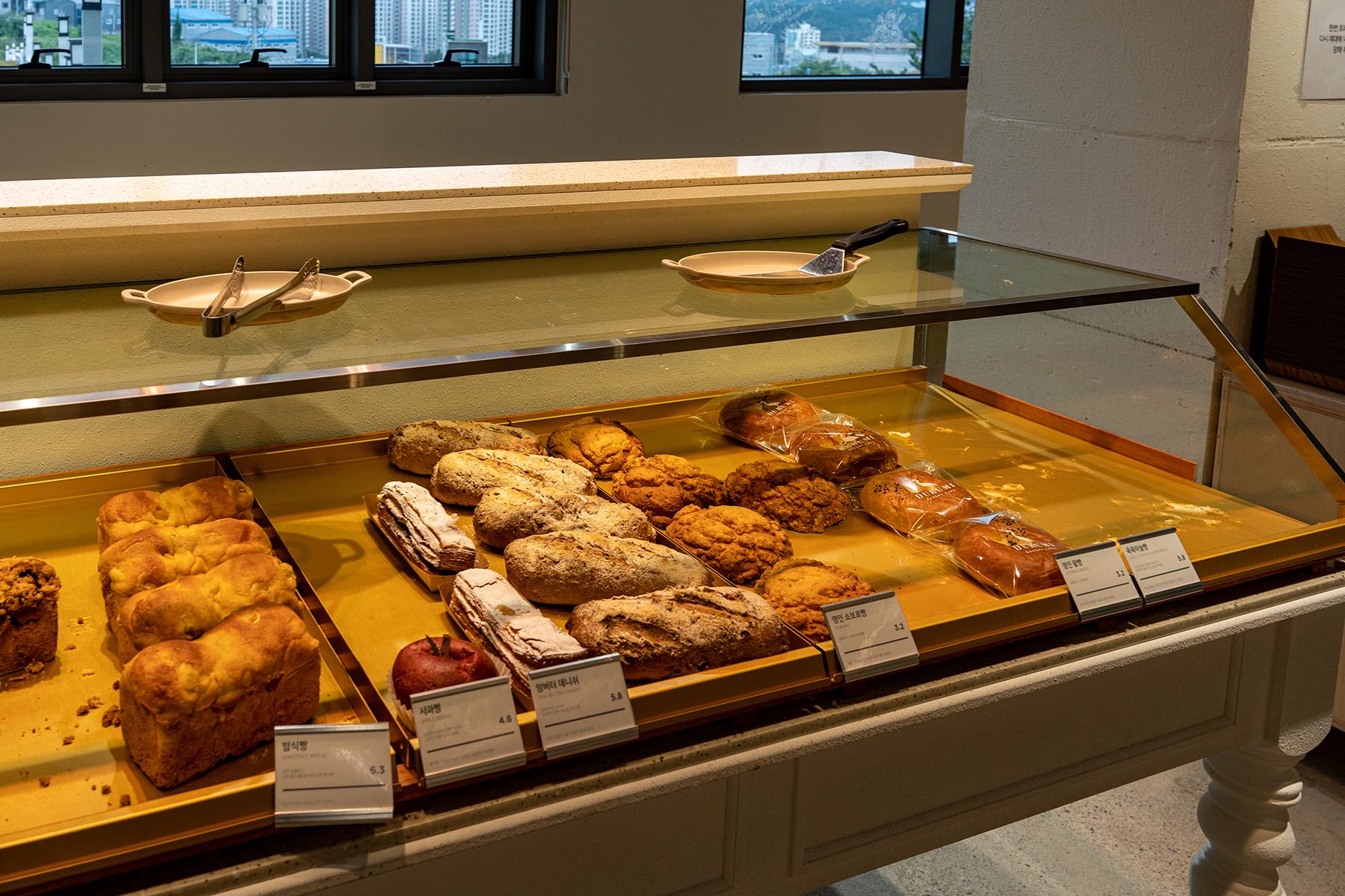 두루미 베이커리 카페 베이커리 진열대