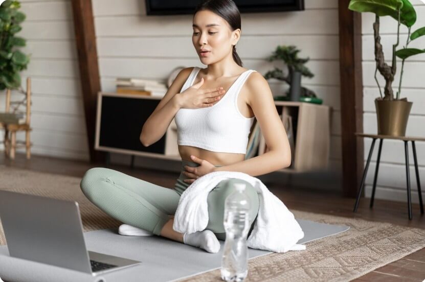 호흡 조절 훈련을 하고 있는 모습