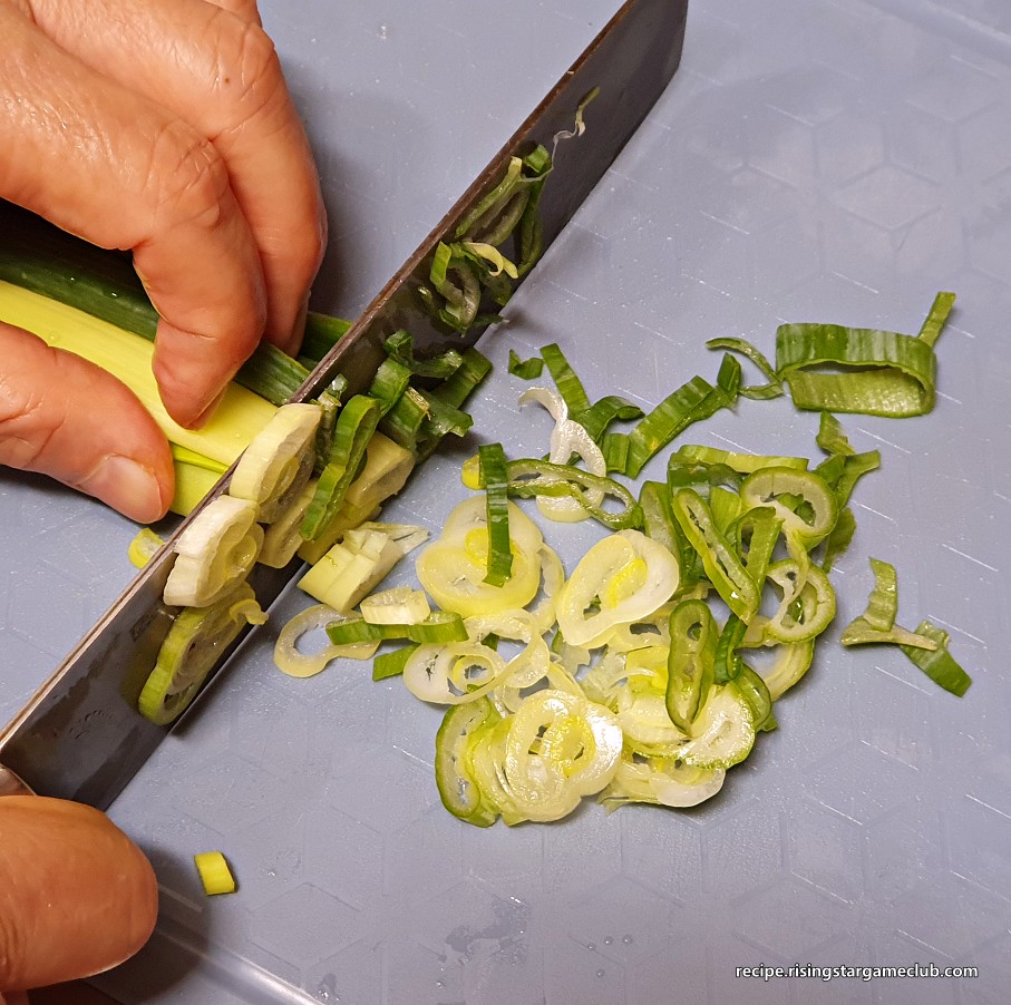 가지 볶음에 들어갈 파를 잘게 손질하는 사진