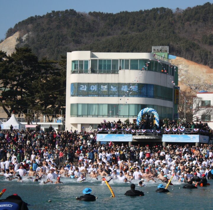 거제도 덕포해수욕장에서 열린 국제펭귄수영축제. 축제 현장의 관람객들과 이벤트 진행 모습