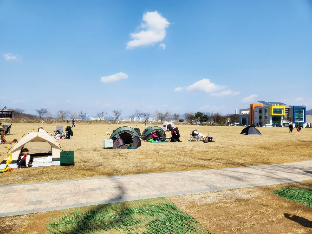 텐트-돗자리-깔고-쉬는-사람들