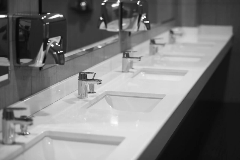 공용 화장실 세면대