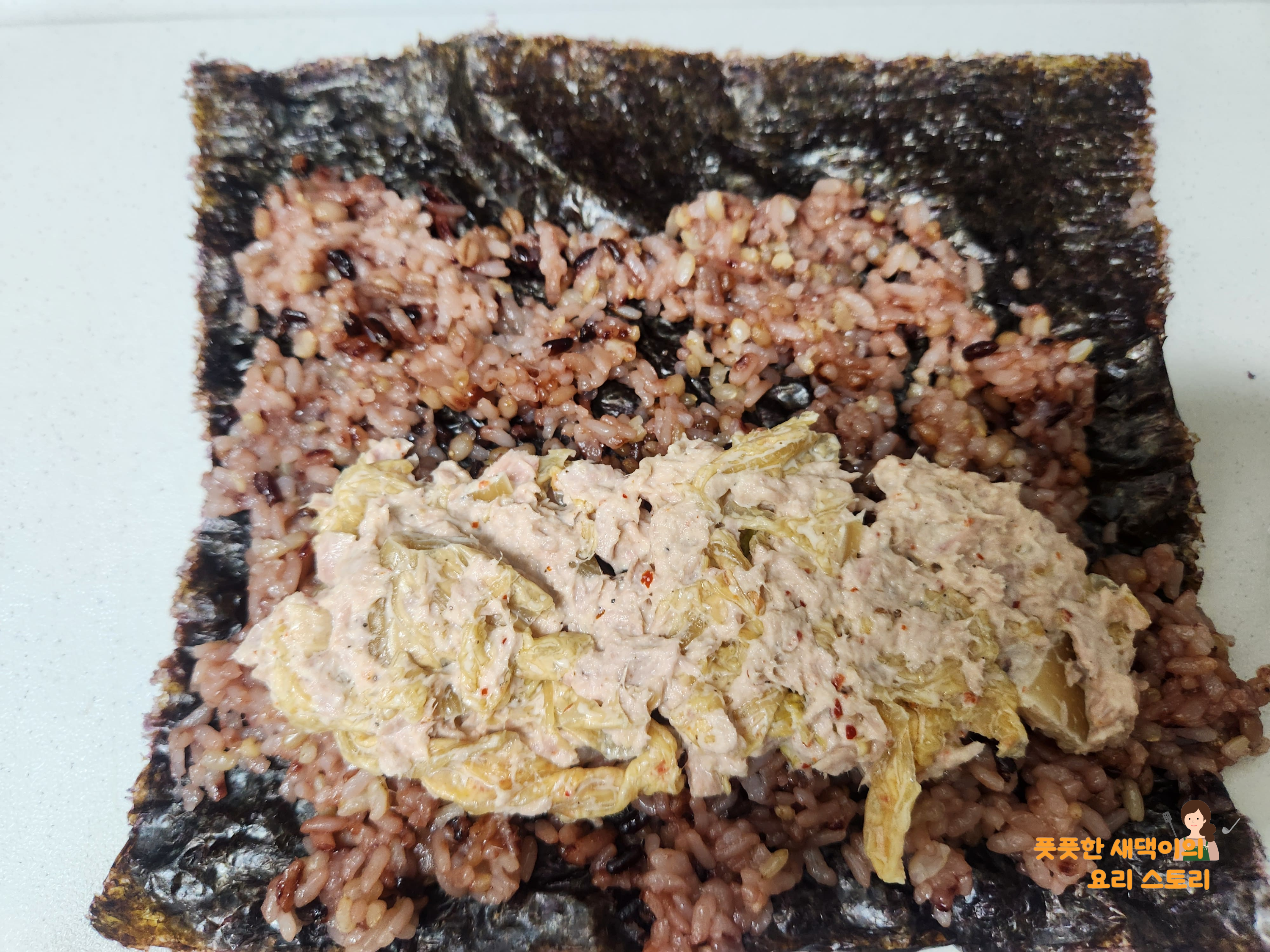 밥 위에 속재료 넣기