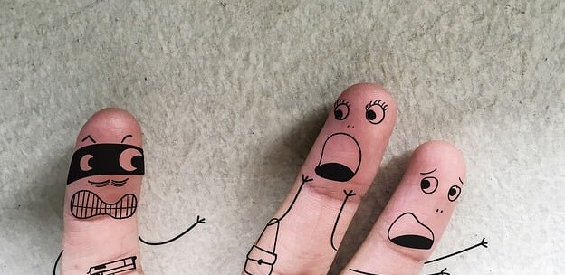 범인모양 손가락하나 그에 도망치는 무서워하는 손가락2