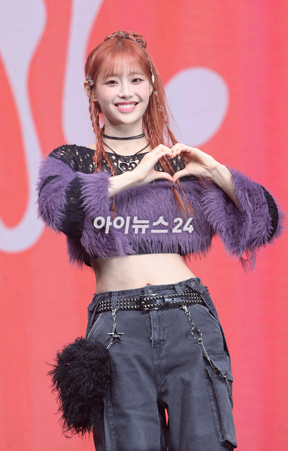 가수 츄가 18일 오후 서울 광진구 예스24라이브홀에서 열린 츄(CHUU) 첫 번째 미니앨범 '하울' 발매 기념 쇼케이스에서 타이틀곡 '하울' 무대를 선보이고 있다. [사진=정소희 기자]