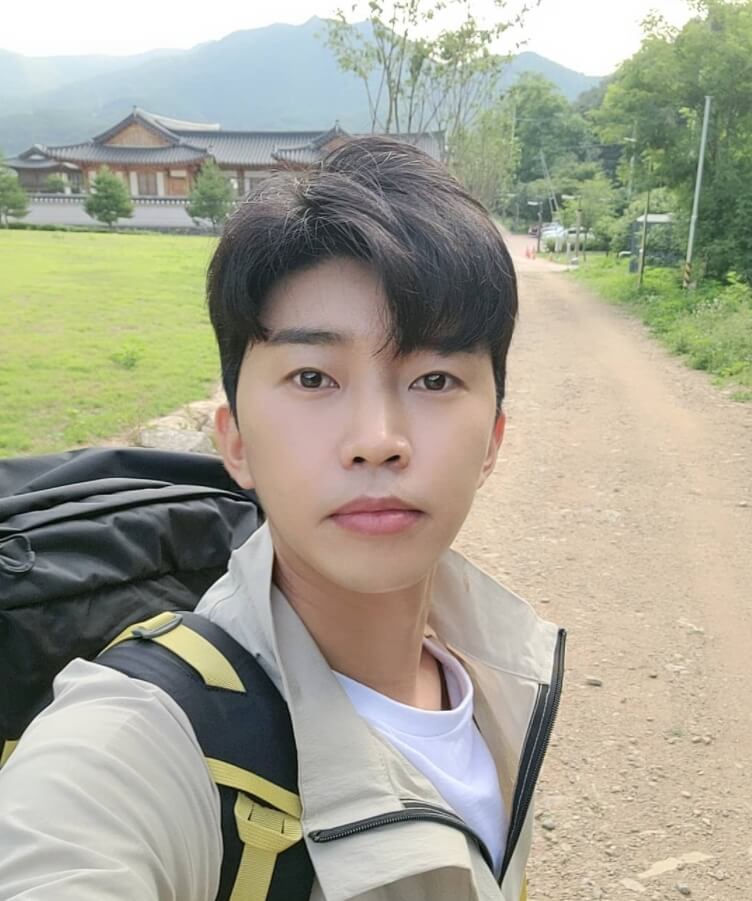 백팩을메고있는-남성의모습