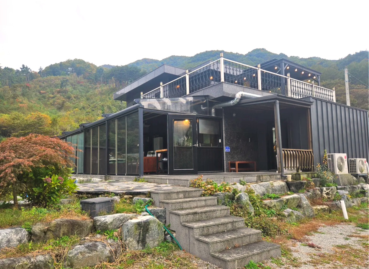 경남-거창군-더콤마펜션-외관