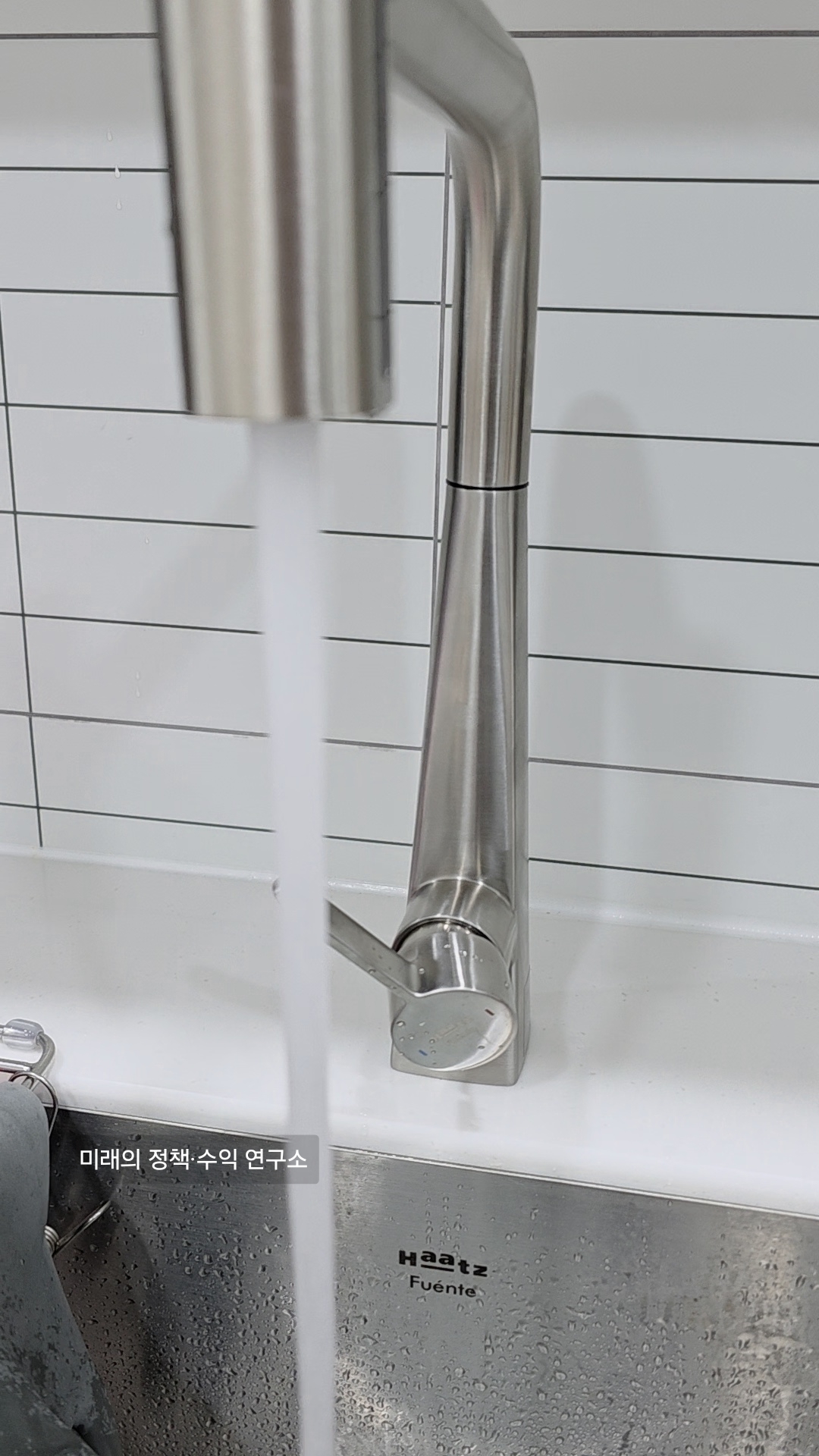 화이트 주방 인테리어와 찰떡인 하츠 사각 수전 모습 하츠 폭포수 수전(FC-TS100) 내돈내산! 