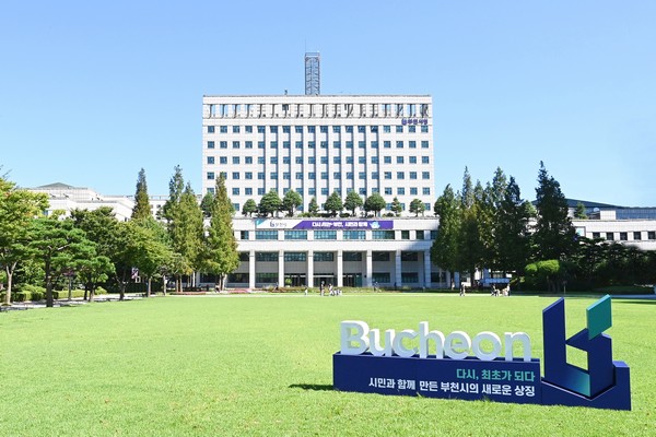 부천시는 7월 1일자로 이기익 행정지원과장을 행정안전국장으로 정미면 복지정책과장을 복지국장으로,김의빈 시설공사과장을 오정구청장으로 각각 4급 승진 발령했다.

5급&rarr; 4급 승진 (3명)
▲이기익(행정안전국장) ▲정미연(복지국장)▲김의빈(오정구청장)

6급&rarr; 5급 승진의결 (18명)
▲감사담당관&rarr;차중우▲정책기획과&rarr;박경복▲행정지원과&rarr;김수현▲행정지원과&rarr;김종만▲재난안전과&rarr;조민자▲콘텐츠관광과&rarr;박찬미▲장애인복지과&rarr;백혜경▲상동도서관&rarr;조운주▲건설정책과&rarr;이현주▲세정과&rarr;유영란▲노인복지과&rarr;송수남▲식품위생과&rarr;김은숙▲건강정책과&rarr;김기만▲도시계획과&rarr;한동훈▲건축디자인과&rarr;이정선▲시설공사과&rarr;김호현▲토지정보과&rarr;최은주▲대중교통과&rarr;조전형

7급&rarr; 6급 승진 (21명)
▲전략담당관&rarr;박찬명▲정책기획과&rarr;김래연▲정책기획과&rarr;정경환▲예산법무과&rarr;전동혁▲회계과&rarr;이지현▲행정지원과&rarr;김봉구▲행정지원과&rarr;박성훈▲민원과&rarr;안전선▲지역경제과&rarr;오영화▲수도시설과&rarr;장현실▲건강정책과&rarr;백은영▲세정과&rarr;이재화▲징수과&rarr;김지선▲복지정책과&rarr;한선미▲아동보육과&rarr;김선호▲아동보육과&rarr;황선주▲청년청소년과&rarr;이현숙▲녹지과&rarr;심정보▲원도심재생과&rarr;박보현▲원도심재생과&rarr;최기성▲스마트도시과&rarr;박종수

8급&rarr; 7급 승진 (24명)
▲재산관리과&rarr;허웅▲자치분권과&rarr;박다솜▲자치분권과&rarr;유영훈▲재난안전과&rarr; 송하▲직원복지과&rarr;이혜진▲세정과&rarr;강수라▲세정과&rarr;황인평▲징수과&rarr;신경진▲수도행정과&rarr;나준▲돌봄지원과&rarr;신동주▲아동보육과&rarr;윤보라▲노인복지과&rarr;임철희▲홍보담당관&rarr;김찬중
▲식품위생과&rarr;박수영▲건강정책과&rarr;신은정▲건강증진과&rarr;김은지▲감염병관리과&rarr;최윤미 ▲소사보건소&rarr;박미한▲건강정책과&rarr;김민지 ▲건강증진과&rarr;장예슬▲오정보건소&rarr;강성준 ▲오정보건소&rarr;송하정▲오정보건소&rarr;이수진▲기후에너지과&rarr;이상은

9급&rarr; 8급 승진 (35명)
▲원미구 행정지원과&rarr; 이은경▲원미구 민원지적과&rarr; 변문무▲원미구 취득세과&rarr;이지영▲원미구 환경건축과&rarr;성시은▲원미구 환경건축과&rarr;용소연▲원미구 도시미관과&rarr;김상훈▲소사구 세무과&rarr;박주희▲소사구 건설안전과&rarr;우승지▲오정구 행정지원과&rarr;고기동▲오정구 건설안전과&rarr;김민▲오정구 건설안전과&rarr;이한솔▲세정과&rarr;천진영▲징수과&rarr;김가영▲징수과&rarr;소유진▲징수과&rarr;윤찬우▲주차지도과&rarr;허솔이▲스마트도시과&rarr;홍석용▲상동도서관&rarr;임다은▲수주도서관&rarr;전해아▲도로관리과&rarr;염석호▲하수하천과&rarr;손동훈▲공원조성과&rarr;김지호▲공원관리과&rarr;최로아▲건강정책과&rarr;안진의▲건강정책과&rarr;이지해▲건강증진과&rarr;민다홍▲소사보건소&rarr;우연수
▲소사보건소&rarr;조민효▲오정보건소&rarr;황수빈▲환경정책과&rarr;조수빈▲건축관리과&rarr;양서아▲건축관리과&rarr;이유진▲원도심재생과&rarr;최수아▲재산관리과&rarr;김성민▲재산관리과&rarr;박현우