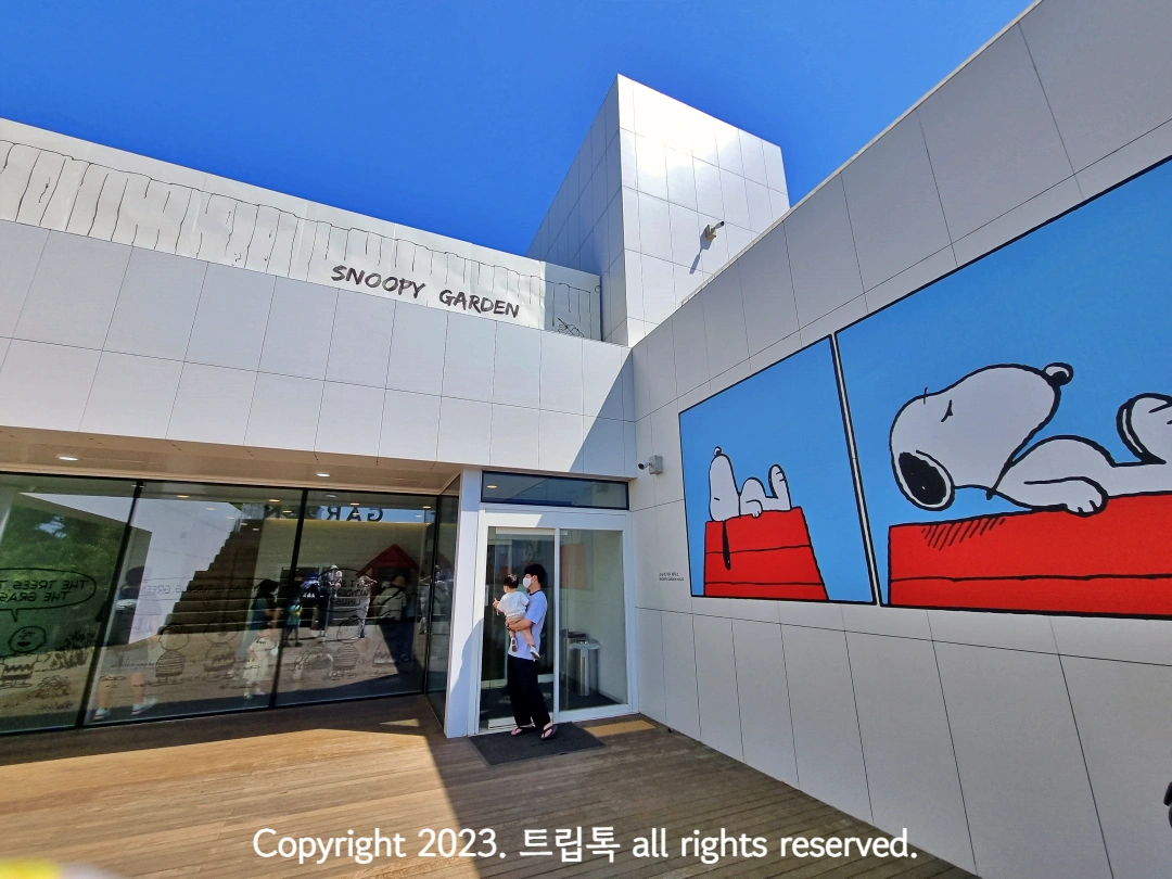 건물 외벽에 스누피와 집이 그려져있다