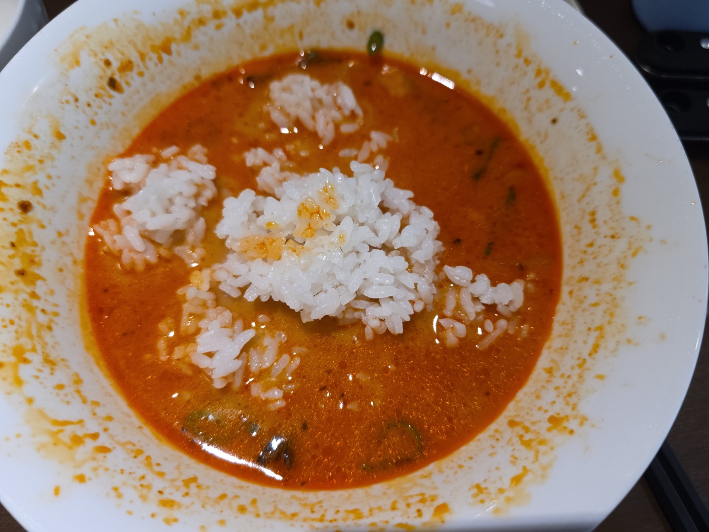 국물에 밥을 말아 먹는 모습