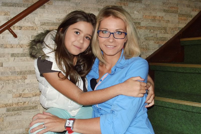 엄마와 딸이 서로 다정하게 안아주고 있다.