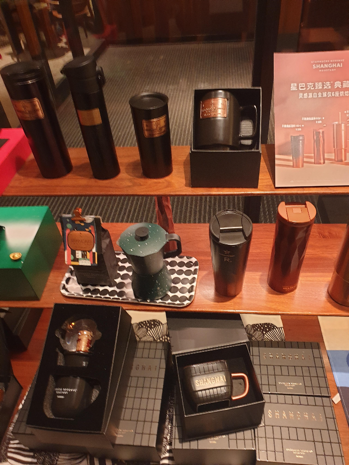 각종 텀블러와 컵 그리고 모카포트까지