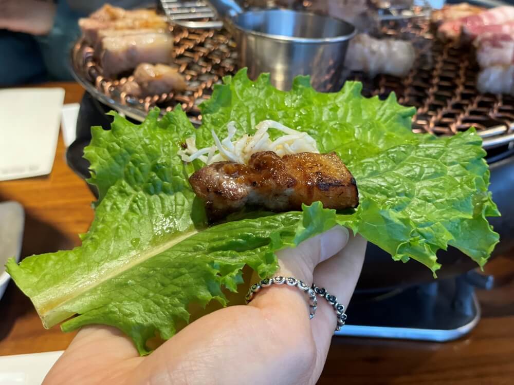 궁평식당-흑돼지-상추-한쌈