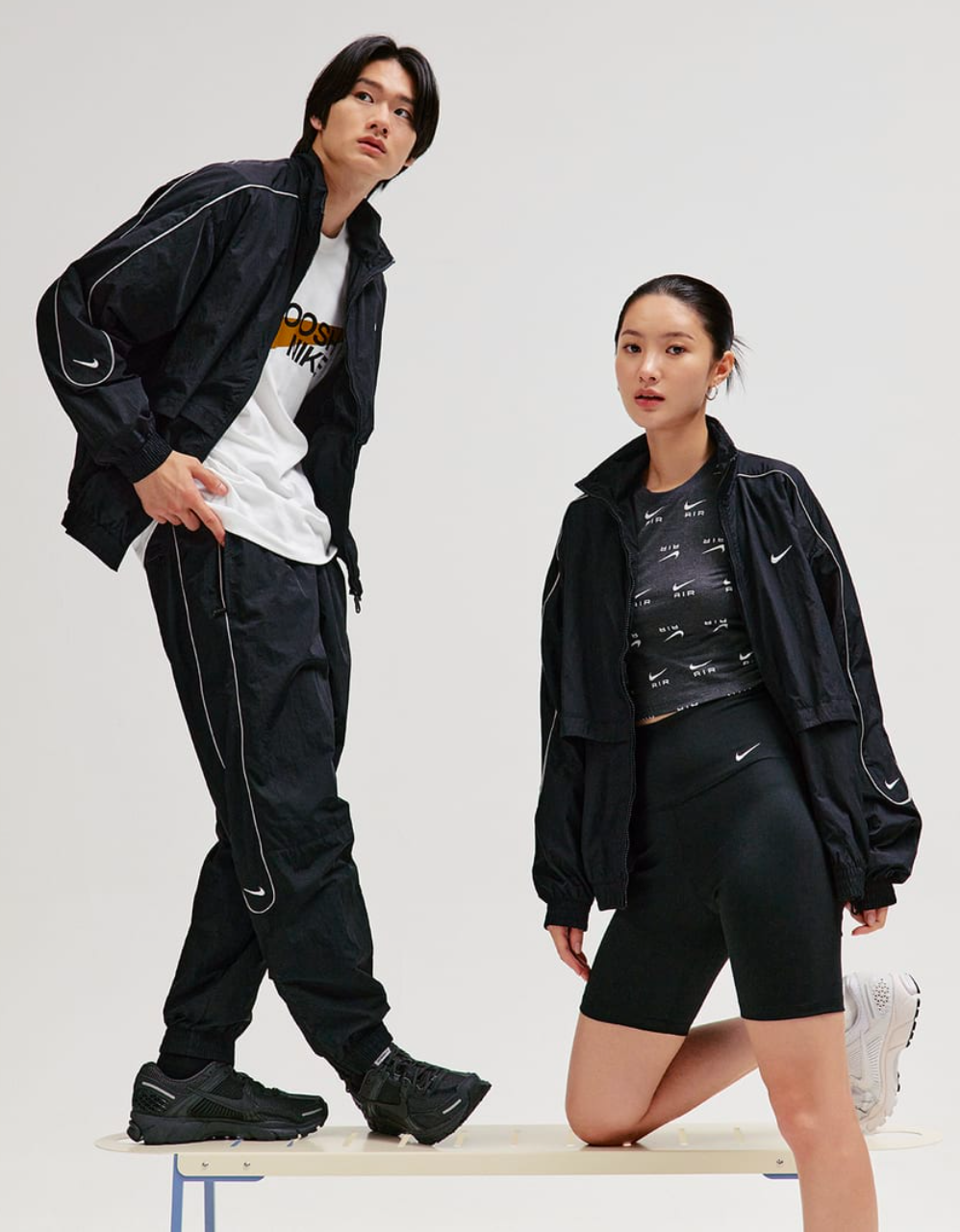 나이키 스포츠 웨어 솔로 스우시 블랙 커플 착용