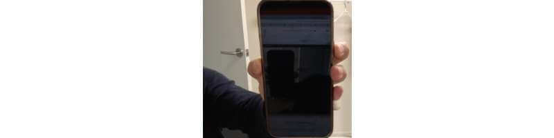 스마트폰-손-들고-있는-모습