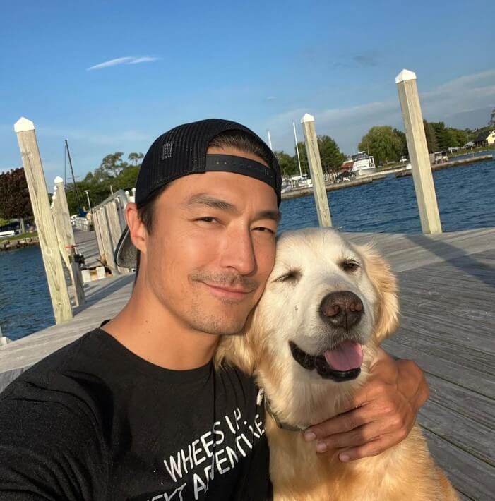 선착장에서-다니엘-헤니가-그의-반려견과-함께-셀카로-찍은-사진