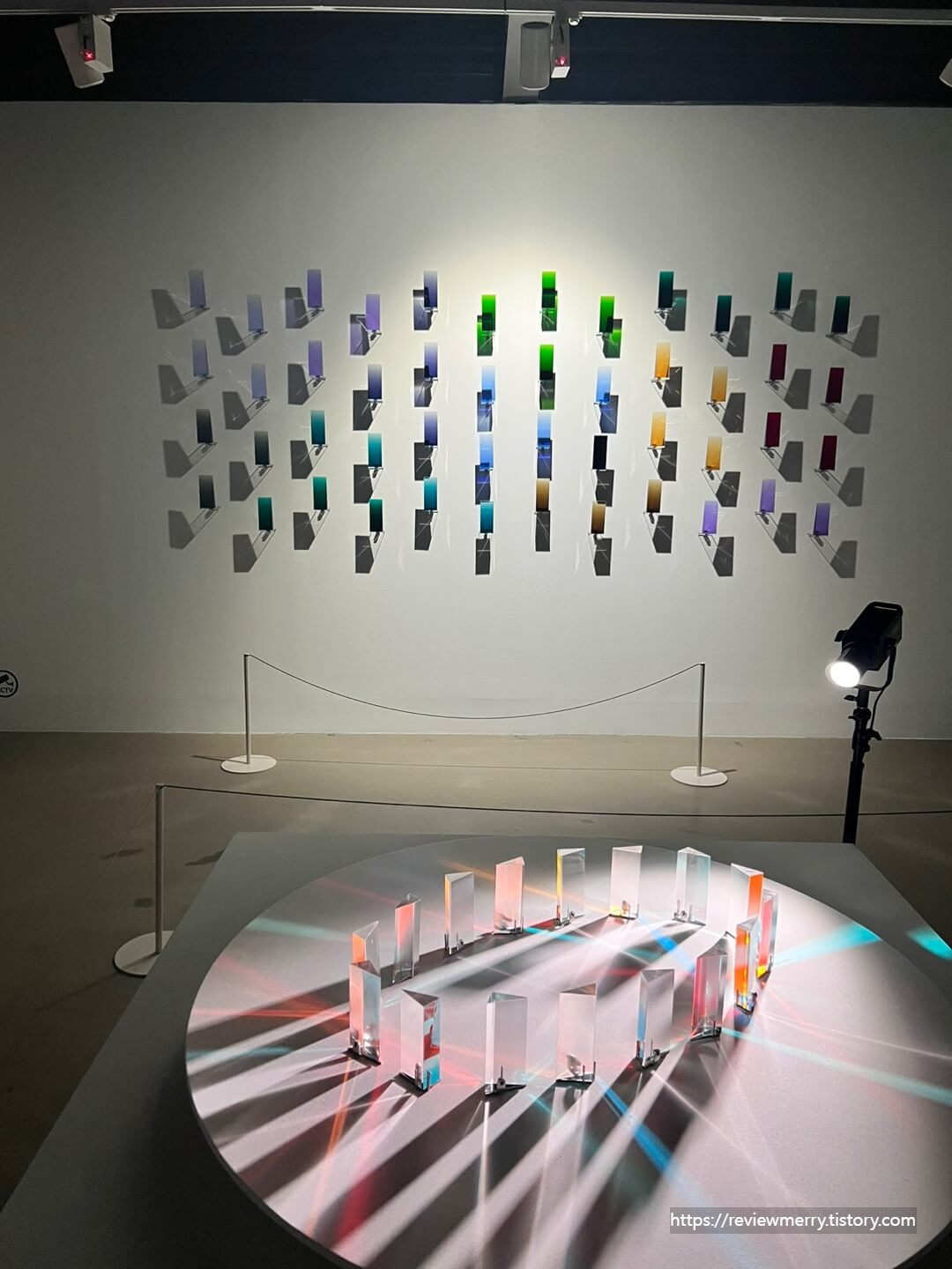 빛, 프리즘 전시