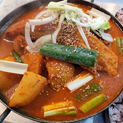 삼겹살과 감자와 야채 