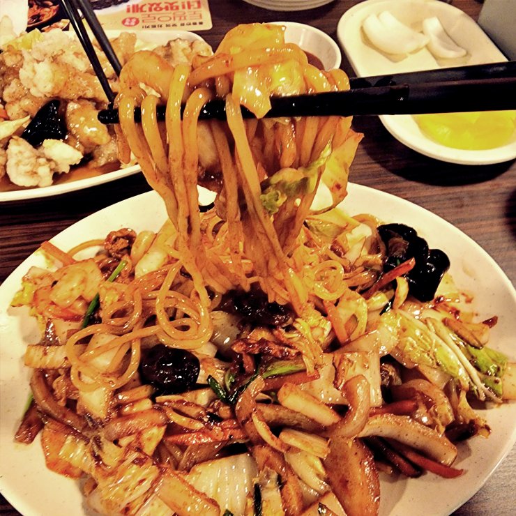 홍콩반점-식당-볶음짬뽕-면을-들어올린다