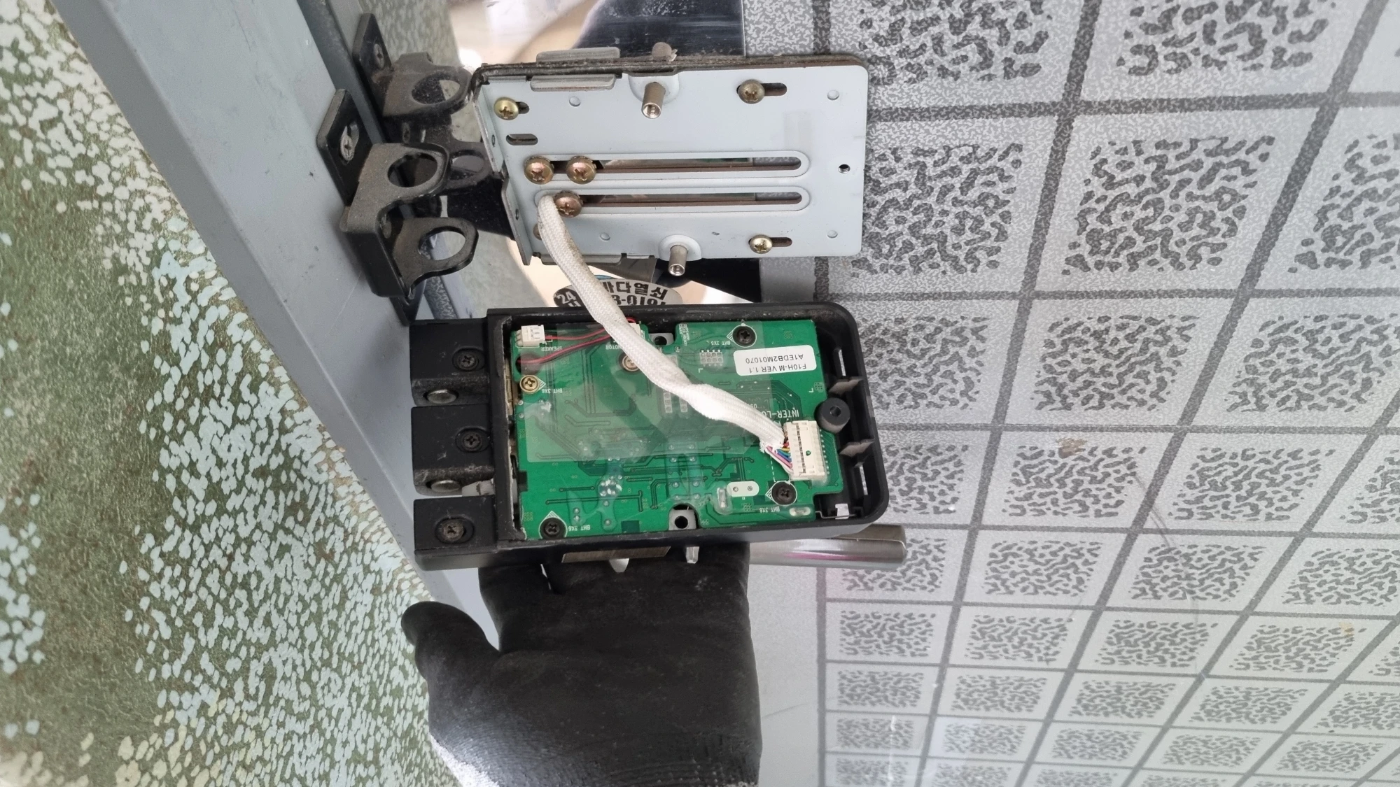 실내 도어록 뗀 모습