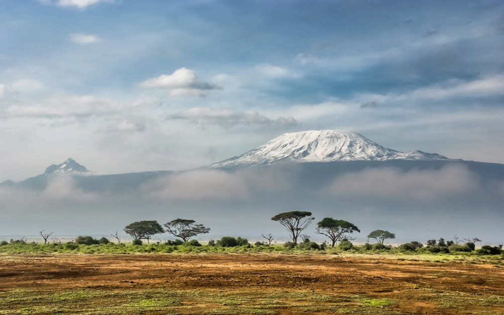 만년설로 덮인 킬리만자로산 :)