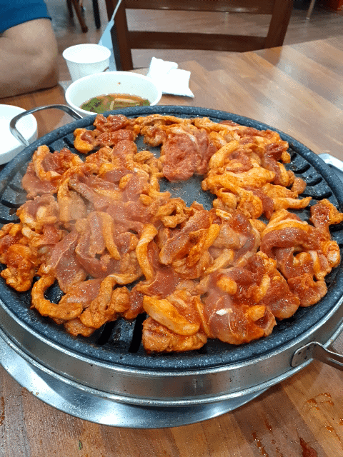 오리주물럭 반마리 굽는중