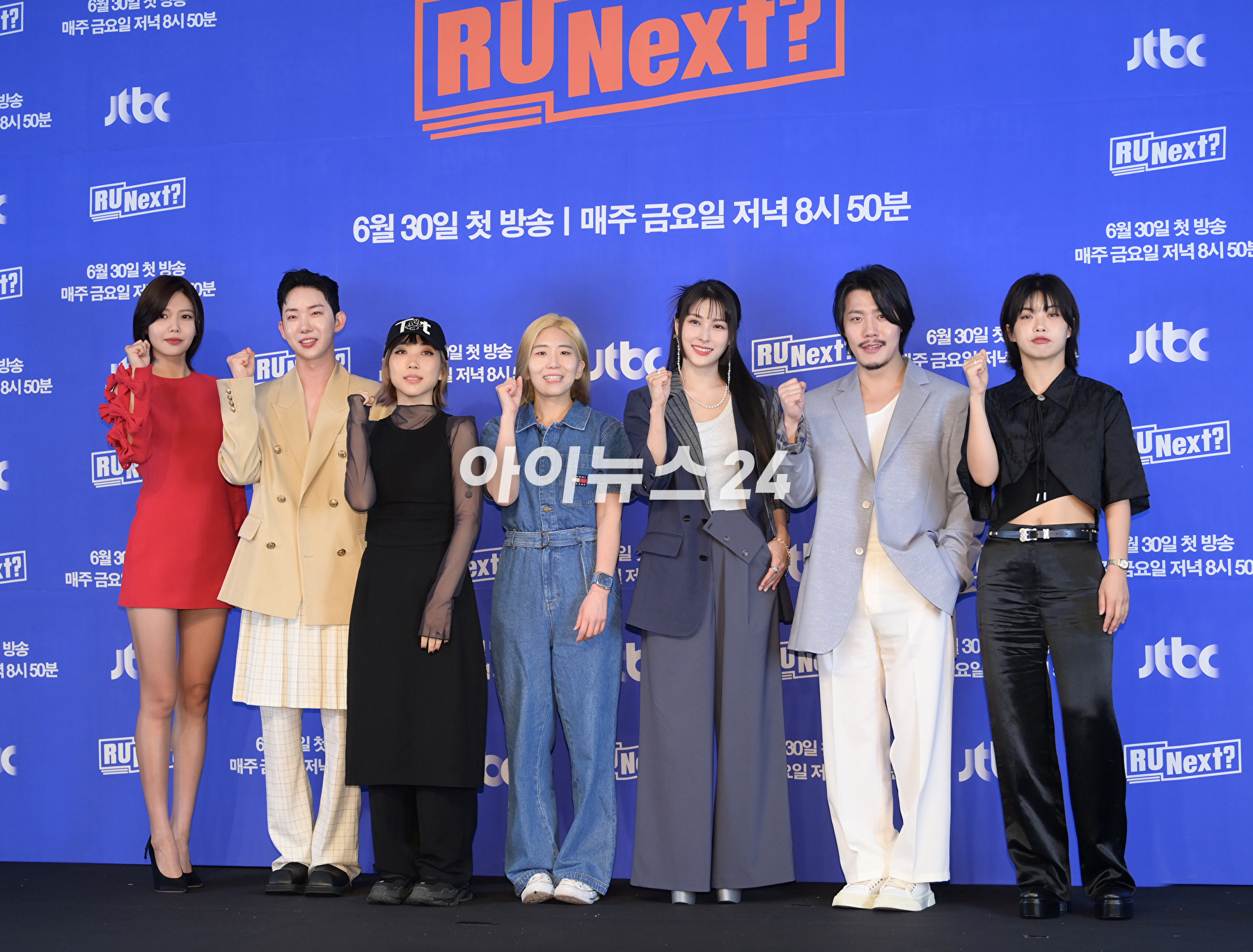 (왼쪽부터)최수영-조권-김선형 PD-이예지PD-박규리-이현-아이키가 30일 오전 서울 마포구 상암동 스탠포드호텔에서 열린 JTBC 서바이벌 프로그램 '알유넥스트(R U Next?)' 제작발표회에 참석하고 있다. [사진=정소희 기자]