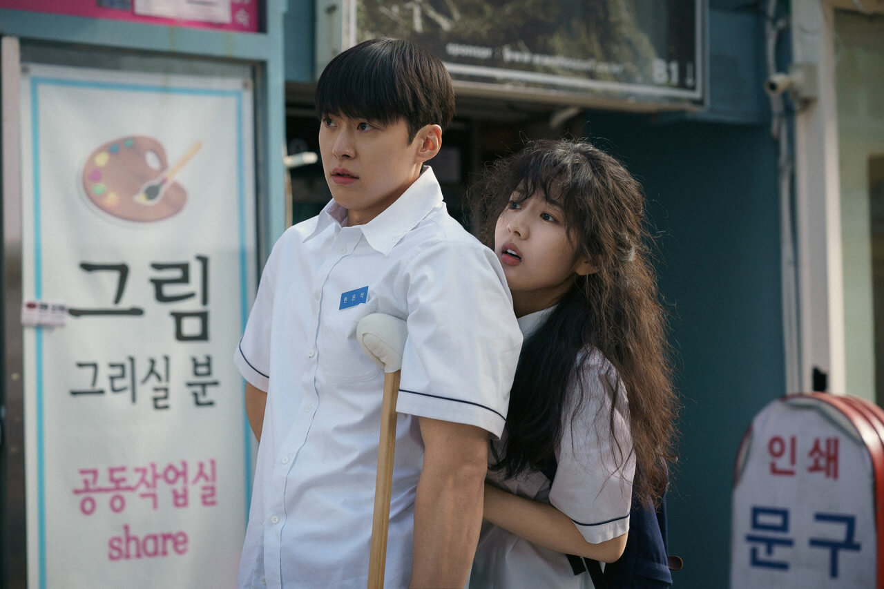 세리가 윤석의 등 뒤에 숨어서 김현을 바라보는 모습