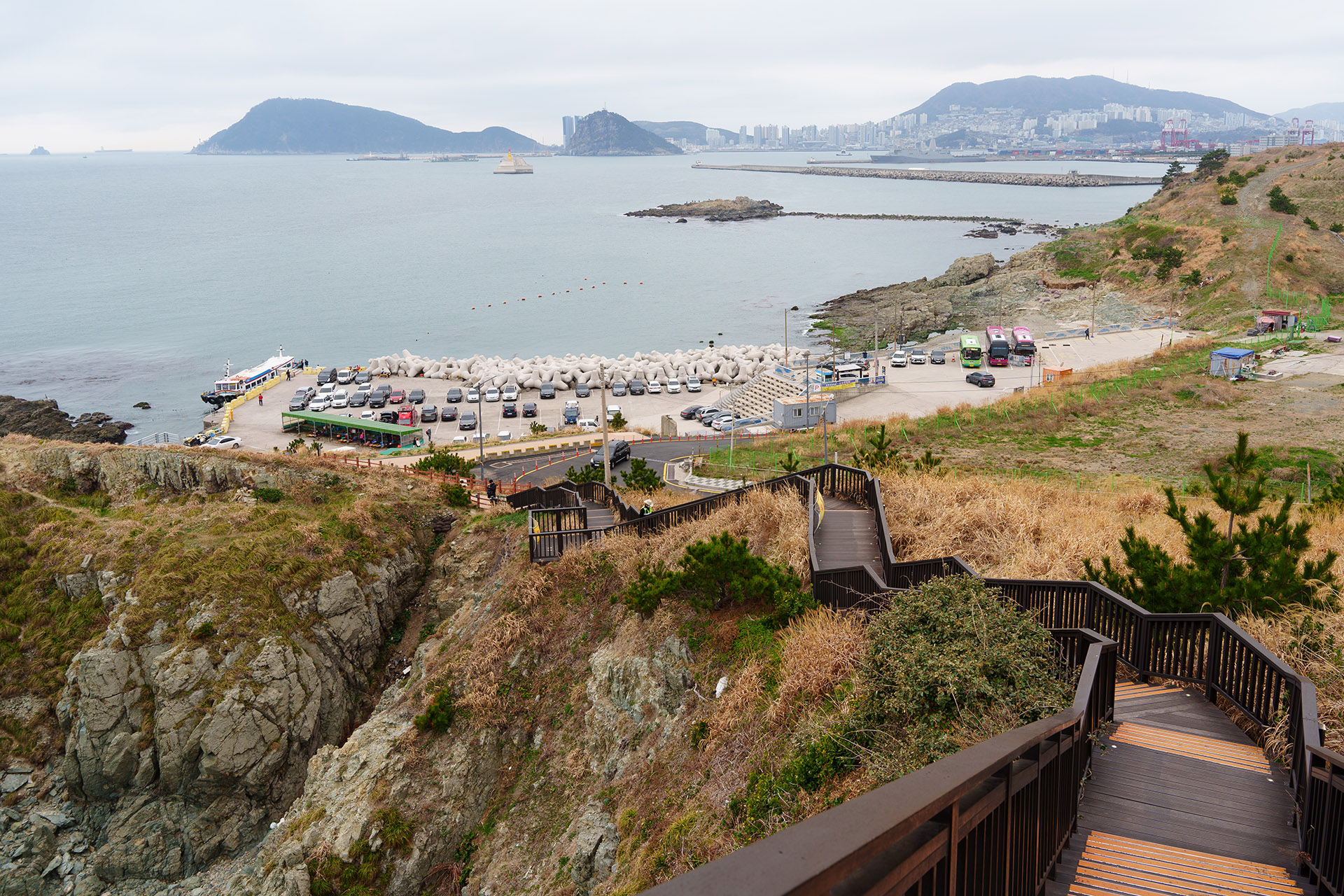스카이워크 앞에서 내려다 본 해녀촌 주차장