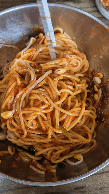 효퇴국수 비빔국수 비비는 장면