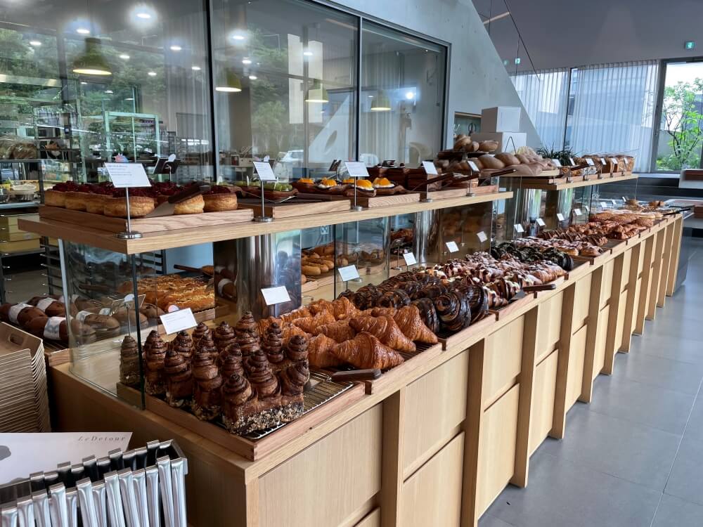 카페-르디투어-베이커리-진열-전경