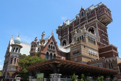 디즈니씨의 놀이기구 타워 오브 텔러의 외관사진 중세시대의 궁전처럼 생긴 외관