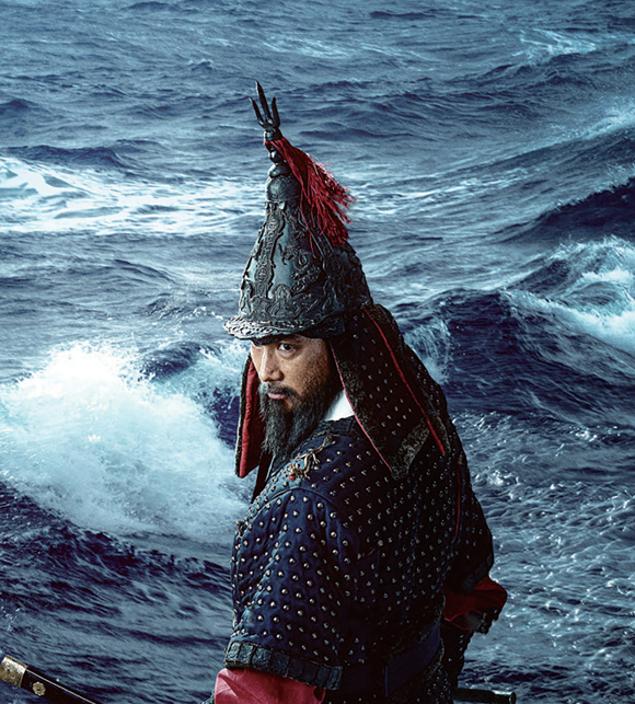 ‘한산’ 시리즈의 중심은 임진왜란의 해상 전환점, 즉 한산도 대첩에 맞춰진다. 1592년 여름 음력 7월8일, 이순신은 미끼전술로 왜군을 넓은 수역으로 끌어내고 좌우익을 전개해 학익진을 완성한다는 플롯이 핵심 뼈대다. ‘용의 출현’에서 전개되는 사전 공방—거북선 운용 난점, 도면 유출 서사, 첩보·역첩 라인은 실제 사료의 요지(포위·유인·집중포격) 위에 긴장도를 더하는 극적 장치로 작동한다. 전투가 본선에 오르면 조선 수군은 십자포화로 왜선을 격파하고, 와키자카가 포위망 돌파에 실패하며 패색이 짙어진다. 엔딩부는 한산 승리 이후의 해전(안골포·부산포)로 시야를 넓히며 바다의 주도권 변화가 陸전 보급망에 어떤 균열을 냈는지 암시한다.