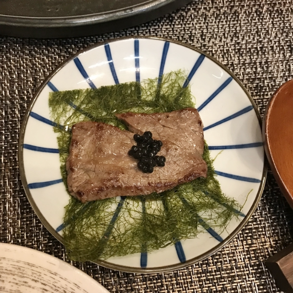 소고기 채끝살과 캐비어