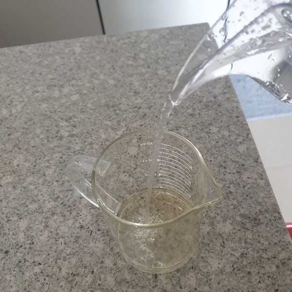 하리오 V60 제브랑 드리퍼와 하리오 드립케틀 에어를 사용한 커피 추출_물줄기