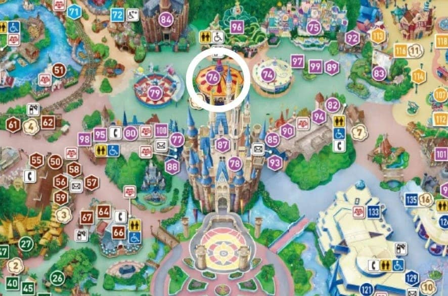 디즈니랜드 지도위에 동그라미가 그려져 있다.