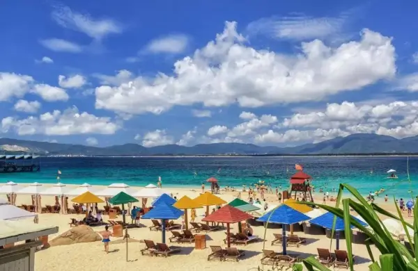 우즈다오섬의-투명한-바닷속에서-수영을-즐기거나-부드러운-모래사장에서-일광욕을-즐기는-여행객들