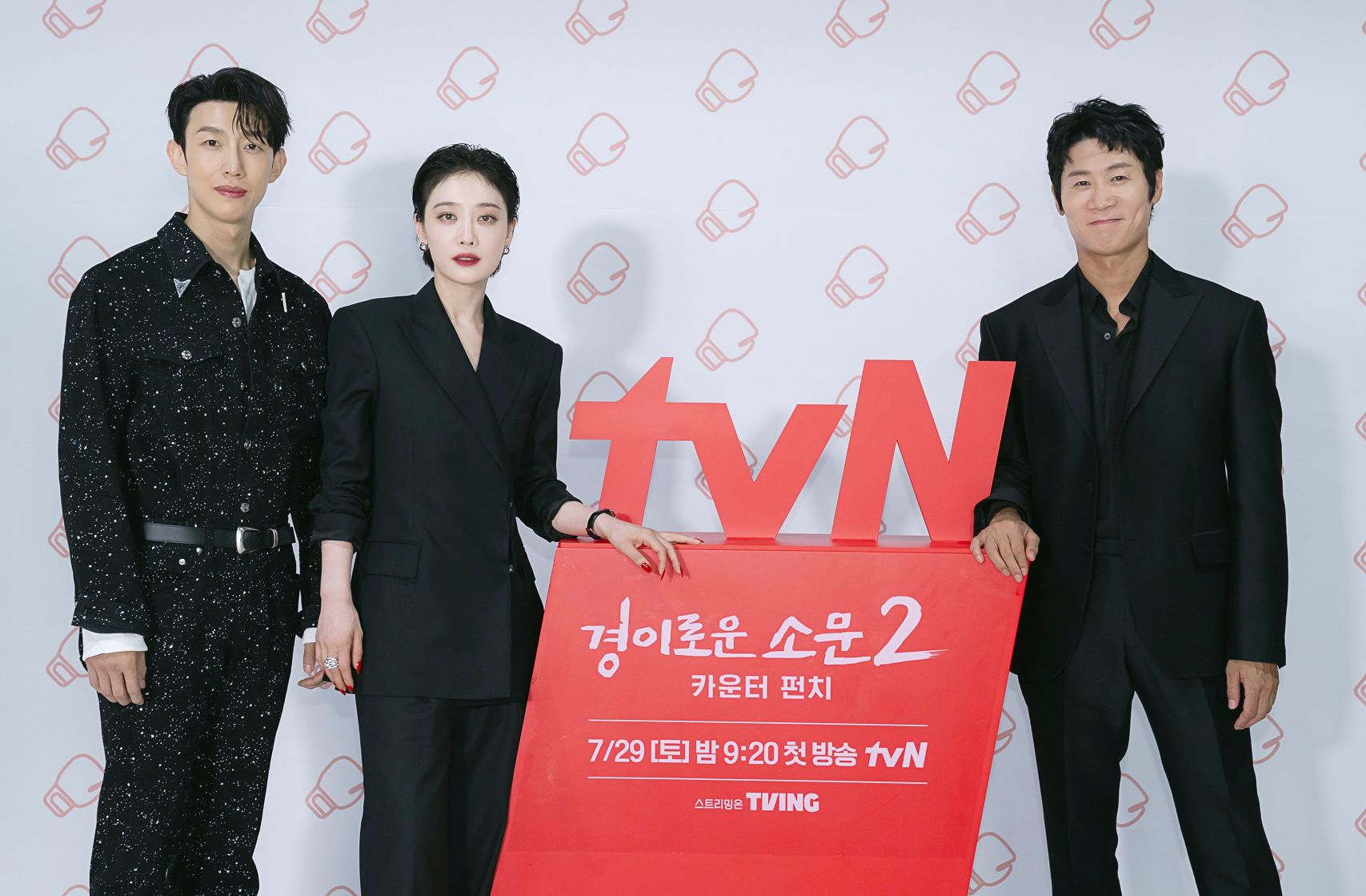 '경이로운 소문2: 카운터 펀치' 제작발표회에서 조병규와 유준상, 김세정, 염혜란, 안석환, 진선규, 강기영, 김히어라, 유인수가 포토타임을 갖고 있다. [사진=tvN]