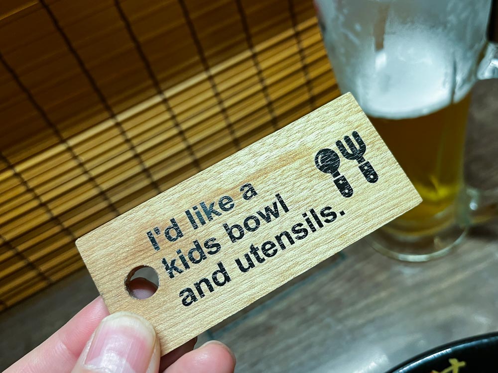 필요한게 있으면 나무조각을 내밀면 되고요.