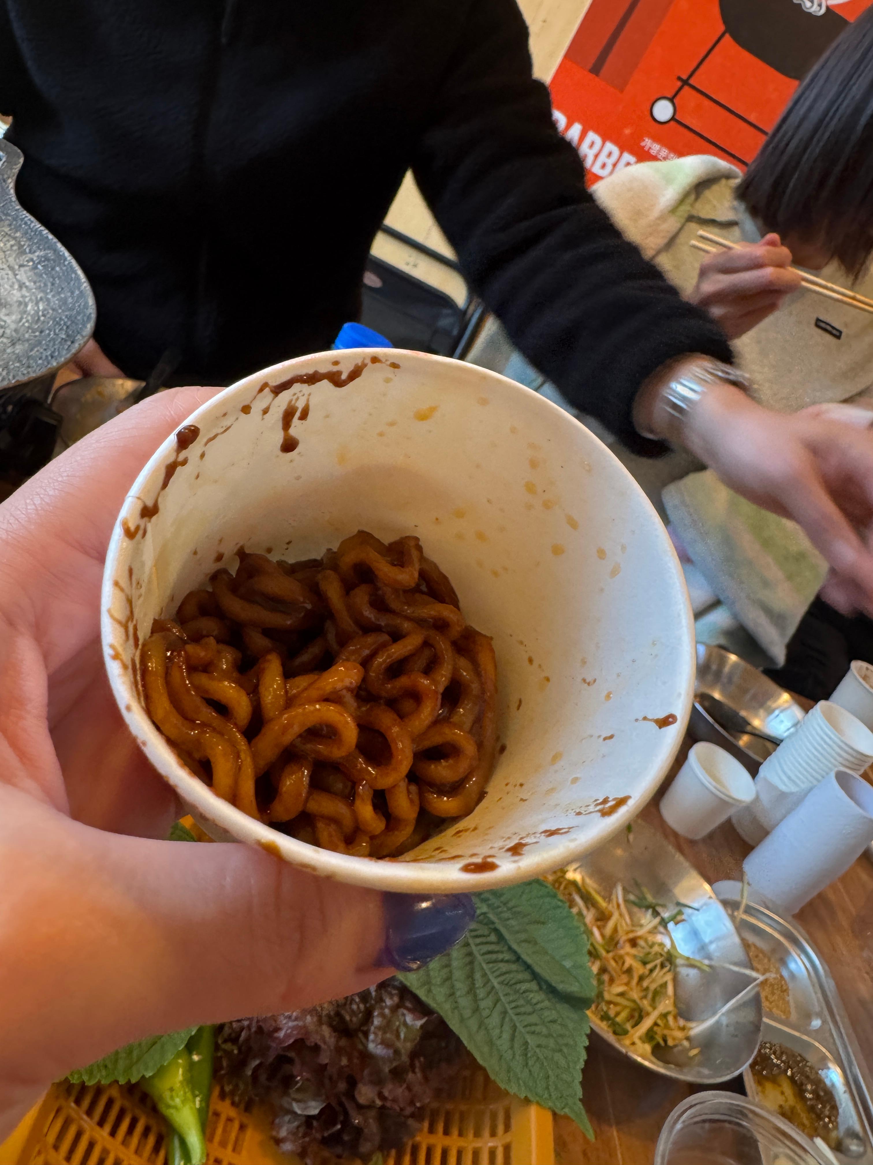 종이컵에 소량씩 나눠 담은 짜파게티&amp;#44; 캠핑 바베큐 후 디저트처럼 나눠 먹는 라면 오마카세 분위기