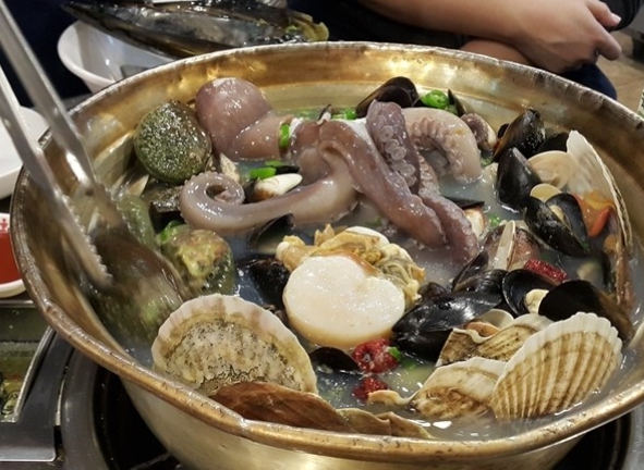 2020년 복날에 먹는 음식들과 삼복더위의 의미를 알려주는 이미지로 각종 피서지와 피서방법 보양음식이 담겨있다.