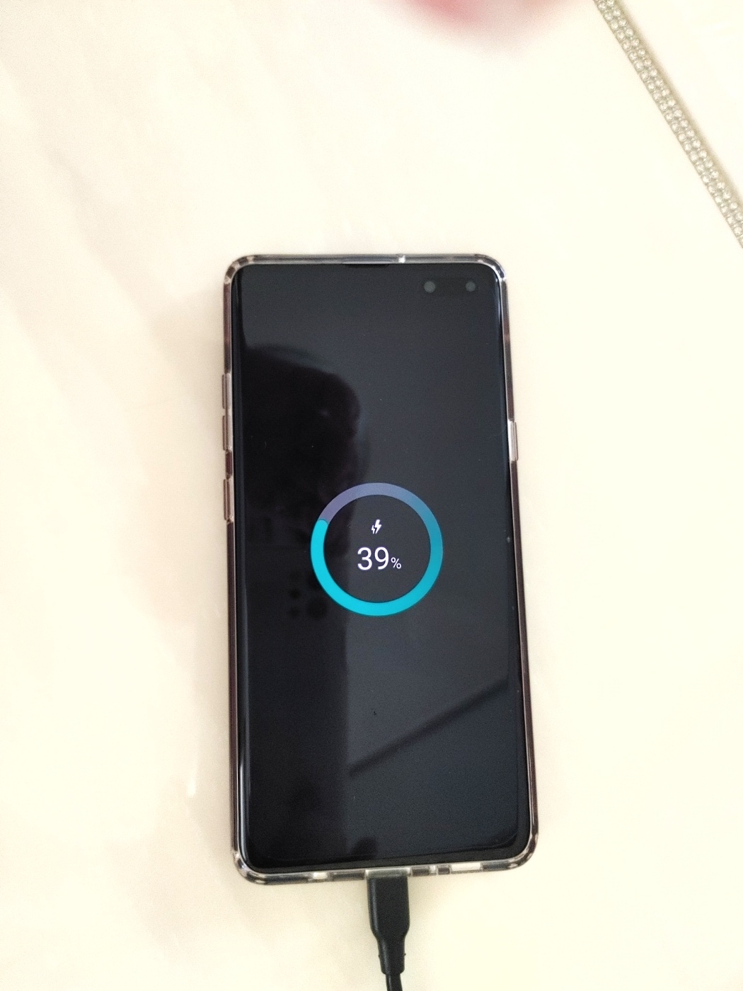 고속 충전중인 스마트폰 (15와트 25와트 표시가 동일함.)