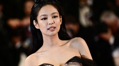 제니 의상 노출 논란