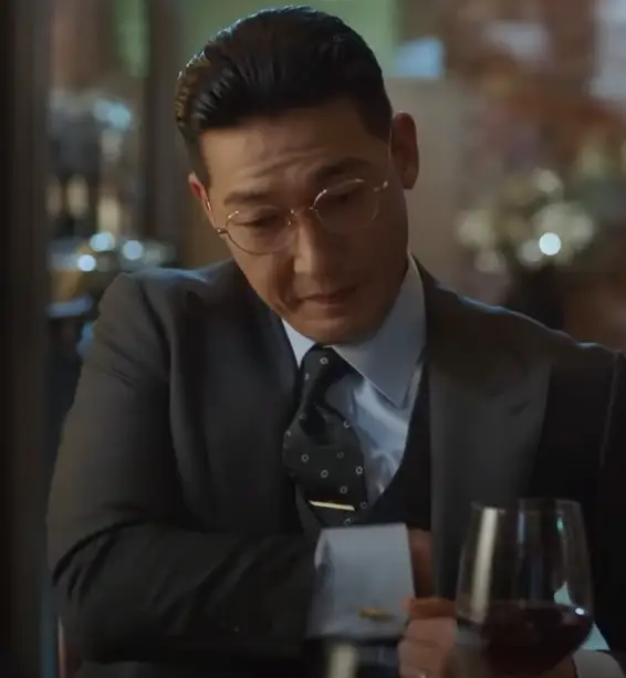 극 중 최기현 역을 맡은 공정환 배우의 사진. 머리를 매끈하게 넘기고 양복을 입고 양복 주머니에서 무언가를 꺼내고 있다.
