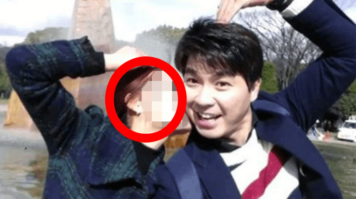 여성과-하트를-그리고-있는-박수홍