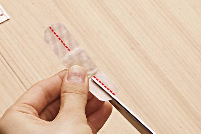 반창고 안떨어지게 붙이는법,발목 밴드 붙이는법